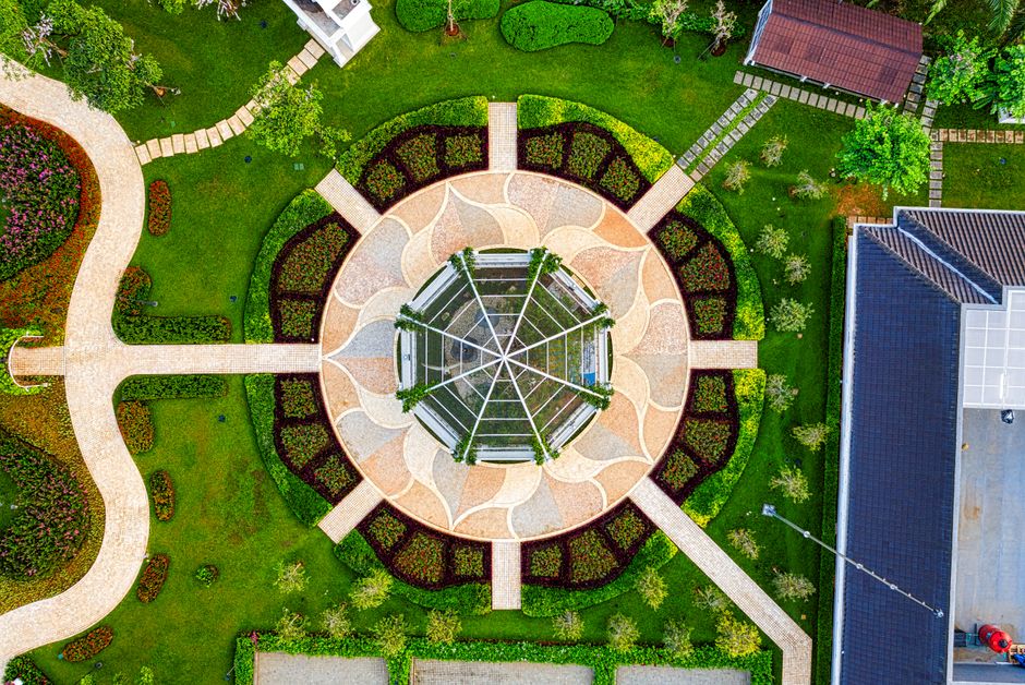 How to Choose the Right Landscaping Company: 10 Questions to Ask First